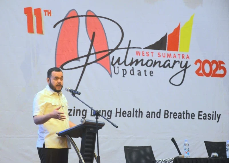 Wali Kota Padang, Fadly Amran tampil sebagai keynote speaker dalam Simposium dan Workshop Nasional “Pulmonary Update 2025 di The ZHM Premiere Hotel Padang, Sabtu (5/7/2025). (Foto: Prokopim Padang)