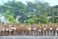 Pemko Padang menyerahkan penghargaan 