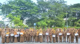 Pemko Padang menyerahkan penghargaan 