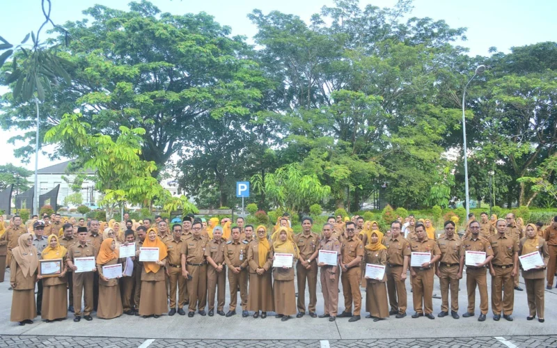 Pemko Padang menyerahkan penghargaan 