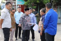 Wakil Wali Kota Padang, Maigus Nasir meninjau kondisi Jalan Maransi dan Jalan Saiyo di Kecamatan Koto Tangah, Kamis (10/7/2025). (Foto: Prokopim Padang)