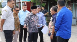 Wakil Wali Kota Padang, Maigus Nasir meninjau kondisi Jalan Maransi dan Jalan Saiyo di Kecamatan Koto Tangah, Kamis (10/7/2025). (Foto: Prokopim Padang)