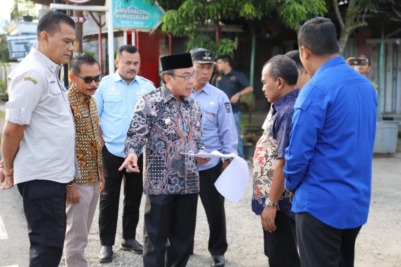 Wakil Wali Kota Padang, Maigus Nasir meninjau kondisi Jalan Maransi dan Jalan Saiyo di Kecamatan Koto Tangah, Kamis (10/7/2025). (Foto: Prokopim Padang)