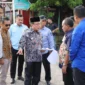Wakil Wali Kota Padang, Maigus Nasir meninjau kondisi Jalan Maransi dan Jalan Saiyo di Kecamatan Koto Tangah, Kamis (10/7/2025). (Foto: Prokopim Padang)