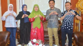 Pengurus PERKI Cabang Sumbar bersama Ketua YJI Cabang Sumbar, Ny. Harneli Mahyeldi di Kediaman Resmi Gubernur Sumbar, Sabtu (12/7/2025). (Foto: Prokopim Padang)
