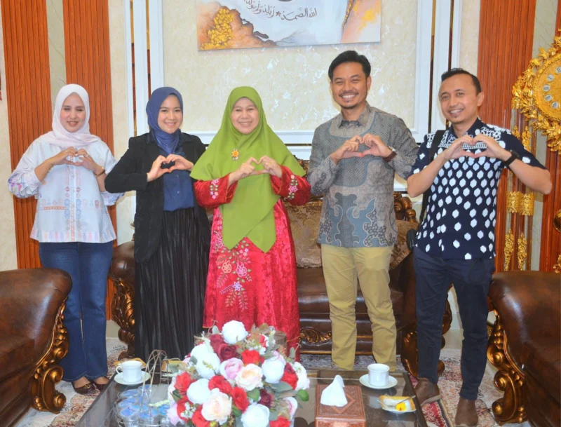 Pengurus PERKI Cabang Sumbar bersama Ketua YJI Cabang Sumbar, Ny. Harneli Mahyeldi di Kediaman Resmi Gubernur Sumbar, Sabtu (12/7/2025). (Foto: Prokopim Padang)
