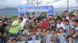 Wali Kota Padang, Fadly Amran menutup KNPI Cup U-12 Season 3 di Lapangan Mini Soccer Top Score Arena, Tunggul Hitam, Sabtu (12/7/2025). (Foto: Prokopim Padang)