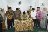 Wakil Wali Kota Padang, Maigus Nasir meresmikan Musala Nurul Hidayah, Sabtu (12/7/2025) malam. (Foto: Prokopim Padang)