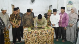 Wakil Wali Kota Padang, Maigus Nasir meresmikan Musala Nurul Hidayah, Sabtu (12/7/2025) malam. (Foto: Prokopim Padang) 