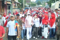 Ribuan masyarakat mengikuti jalan santai di Desa Wisata Amping Parak, Kecamatan Sutera, Kabupaten Pessel, Minggu (13/7/2025). (Foto: Pemkab Pessel) 