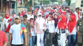 Ribuan masyarakat mengikuti jalan santai di Desa Wisata Amping Parak, Kecamatan Sutera, Kabupaten Pessel, Minggu (13/7/2025). (Foto: Pemkab Pessel) 