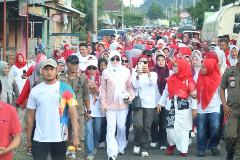 Ribuan masyarakat mengikuti jalan santai di Desa Wisata Amping Parak, Kecamatan Sutera, Kabupaten Pessel, Minggu (13/7/2025). (Foto: Pemkab Pessel) 