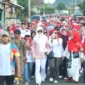 Ribuan masyarakat mengikuti jalan santai di Desa Wisata Amping Parak, Kecamatan Sutera, Kabupaten Pessel, Minggu (13/7/2025). (Foto: Pemkab Pessel) 