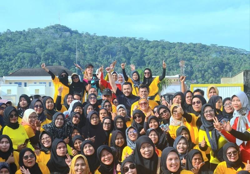 Wali Kota Padang, Fadly Amran senam pagi bersama di Fase VII Pasar Raya, Minggu (13/7/2025). (Foto: Prokopim Padang)