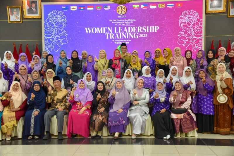 Ketua TP PKK Kota Padang Ny. dr. Dian Puspita Fadly Amran Sp.JP menghadiri Gala Dinner bersama pengurus Pimpinan Pusat Wanita Islam, di Auditorium Gubernur Sumbar, Sabtu malam (12/7/2025). (Foto: Prokopim Padang)