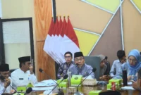 Wawako Padang Maigus Nasir memimpin Rapat Lanjutan Pelaksanaan Kegiatan Penghargaan Tokoh Masyarakat di Ruang Lounge, Kantor Balai Kota Padang, Jumat (18/7/2025). (Foto: Prokopim Padang)