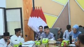 Wawako Padang Maigus Nasir memimpin Rapat Lanjutan Pelaksanaan Kegiatan Penghargaan Tokoh Masyarakat di Ruang Lounge, Kantor Balai Kota Padang, Jumat (18/7/2025). (Foto: Prokopim Padang)