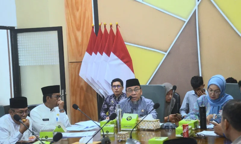 Wawako Padang Maigus Nasir memimpin Rapat Lanjutan Pelaksanaan Kegiatan Penghargaan Tokoh Masyarakat di Ruang Lounge, Kantor Balai Kota Padang, Jumat (18/7/2025). (Foto: Prokopim Padang)