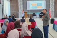 Anggota Bawaslu Pessel, Nurmaidi saat menyampaikan materi di hadapan peserta sosialisasi. (Foto: Dok. Bawaslu)