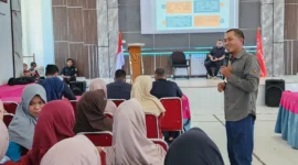 Anggota Bawaslu Pessel, Nurmaidi saat menyampaikan materi di hadapan peserta sosialisasi. (Foto: Dok. Bawaslu)