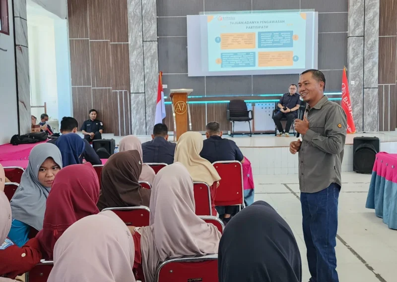 Anggota Bawaslu Pessel, Nurmaidi saat menyampaikan materi di hadapan peserta sosialisasi. (Foto: Dok. Bawaslu)