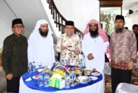 Wawako Padang, Maigus Nasir menerima kunjungan Atase Agama Kedutaan Arab Saudi Syeikh Ahmad bin Essa Al Hazimi di Rumah Dinas Wawako pada Sabtu malam (19/7/2025). (Foto: Prokopim Padang)