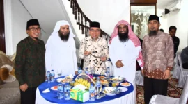 Wawako Padang, Maigus Nasir menerima kunjungan Atase Agama Kedutaan Arab Saudi Syeikh Ahmad bin Essa Al Hazimi di Rumah Dinas Wawako pada Sabtu malam (19/7/2025). (Foto: Prokopim Padang)