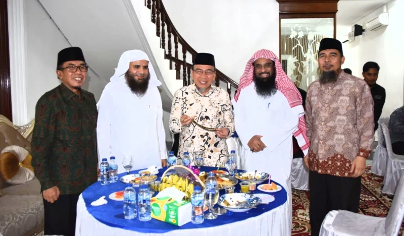 Wawako Padang, Maigus Nasir menerima kunjungan Atase Agama Kedutaan Arab Saudi Syeikh Ahmad bin Essa Al Hazimi di Rumah Dinas Wawako pada Sabtu malam (19/7/2025). (Foto: Prokopim Padang)