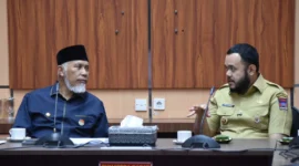 Wali Kota Padang Fadly Amran menemui Gubernur Sumbar Mahyeldi Ansharullah, di Ruang Rapat Istana Gubernur, Selasa (22/7/2025). (Foto: Prokopim Padang)