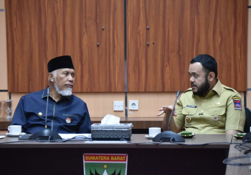 Wali Kota Padang Fadly Amran menemui Gubernur Sumbar Mahyeldi Ansharullah, di Ruang Rapat Istana Gubernur, Selasa (22/7/2025). (Foto: Prokopim Padang)