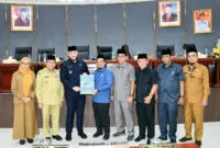 Pemko Padang bersama DPRD mengesahkan Ranperda tentang RPJMD Padang Tahun 2025-2029, Senin (28/7/2025). (Foto: Prokopim Padang)