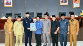 Pemko Padang bersama DPRD mengesahkan Ranperda tentang RPJMD Padang Tahun 2025-2029, Senin (28/7/2025). (Foto: Prokopim Padang)