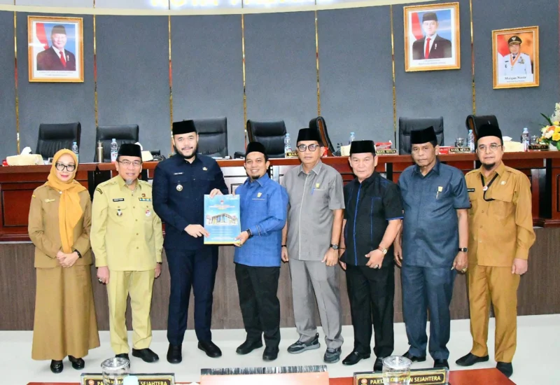 Pemko Padang bersama DPRD mengesahkan Ranperda tentang RPJMD Padang Tahun 2025-2029, Senin (28/7/2025). (Foto: Prokopim Padang)