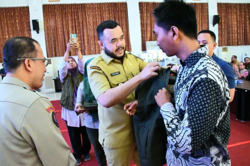 Wali Kota Padang Fadly Amran saat Pencanangan Kelurahan Tangguh Bencana Tahun 2025 di Gedung Bagindo Aziz Chan, Balai Kota Padang, Selasa (29/7/2025). (Foto: Prokopim Padang)