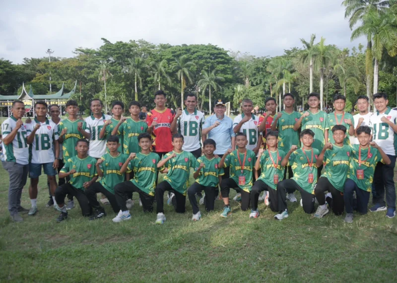 Wawako Padang Maigus Nasir melepas keberangkatan Tim SSB Imam Bonjol Padang U-14 mengikuti Seri Nasional Top Score National Championship 2025, pada 4–8 Agustus di Jakarta. (Foto: Prokopim Padang)