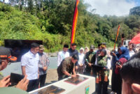Kepala BNPB Letjen Suharyanto didampingi Wagub Sumbar Vasko Ruseimy meresmikan jalan di kawasan Lubuk Mato Kuciang dan Jembatan Tanjung–Tanah Bato. (Foto: ADPBS)