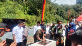 Kepala BNPB Letjen Suharyanto didampingi Wagub Sumbar Vasko Ruseimy meresmikan jalan di kawasan Lubuk Mato Kuciang dan Jembatan Tanjung–Tanah Bato. (Foto: ADPBS)