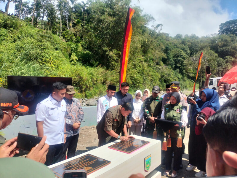 Kepala BNPB Letjen Suharyanto didampingi Wagub Sumbar Vasko Ruseimy meresmikan jalan di kawasan Lubuk Mato Kuciang dan Jembatan Tanjung–Tanah Bato. (Foto: ADPBS)