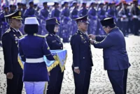 Presiden Prabowo Subianto menganugerahkan Tanda Kehormatan kepada anggota Polri, Selasa (1/7/2025). (Foto: BPMI Setpres)