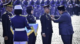 Presiden Prabowo Subianto menganugerahkan Tanda Kehormatan kepada anggota Polri, Selasa (1/7/2025). (Foto: BPMI Setpres)