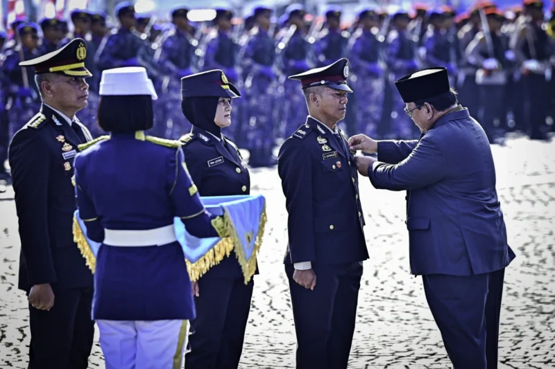 Presiden Prabowo Subianto menganugerahkan Tanda Kehormatan kepada anggota Polri, Selasa (1/7/2025). (Foto: BPMI Setpres)