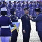 Presiden Prabowo Subianto menganugerahkan Tanda Kehormatan kepada anggota Polri, Selasa (1/7/2025). (Foto: BPMI Setpres)