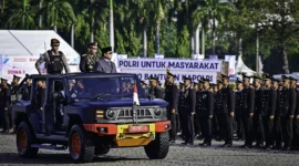 Presiden Prabowo Subianto memeriksa pasukan saat Upacara Peringatan ke-79 Hari Bhayangkara di Monas, Jakarta, Selasa (1/7/2025). (Foto: BPMI Setpres)