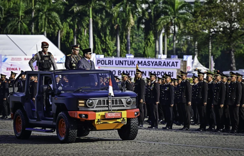 Presiden Prabowo Subianto memeriksa pasukan saat Upacara Peringatan ke-79 Hari Bhayangkara di Monas, Jakarta, Selasa (1/7/2025). (Foto: BPMI Setpres)