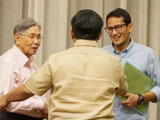 Ekonom senior Kwik Kian Gie (kiri) meninggal dunia pada usia 90 tahun. (Foto: IG @sandiuno)