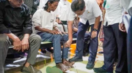 Menteri Kesehatan Budi Gunadi Sadikin meninjau penguatan program eliminasi kusta di Kecamatan Serang Baru, Kabupaten Bekasi, Rabu (23/7/2025). (Foto: Kemenkes)