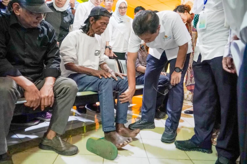 Menteri Kesehatan Budi Gunadi Sadikin meninjau penguatan program eliminasi kusta di Kecamatan Serang Baru, Kabupaten Bekasi, Rabu (23/7/2025). (Foto: Kemenkes)