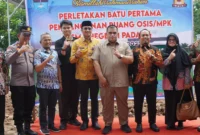 
Peletakan batu pertama pembangunan kantor OSIS/MPK SMA Negeri 1 Padang, Kamis (31/7/2025). (Foto: Diskominfo Padang)