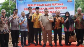 
Peletakan batu pertama pembangunan kantor OSIS/MPK SMA Negeri 1 Padang, Kamis (31/7/2025). (Foto: Diskominfo Padang)