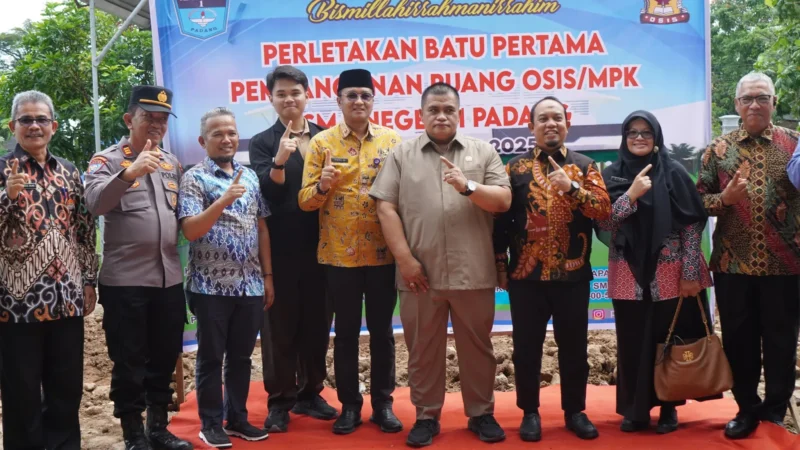 
Peletakan batu pertama pembangunan kantor OSIS/MPK SMA Negeri 1 Padang, Kamis (31/7/2025). (Foto: Diskominfo Padang)